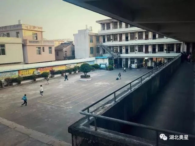 用愛澆灌祖國(guó)的花朵,我們一直都在！