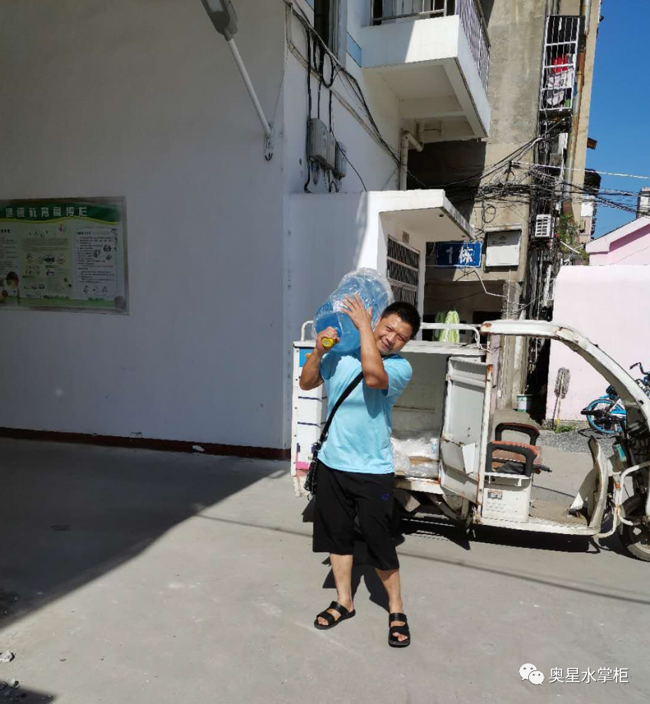 「奮斗在炎夏」用肩膀扛起生活的送水工