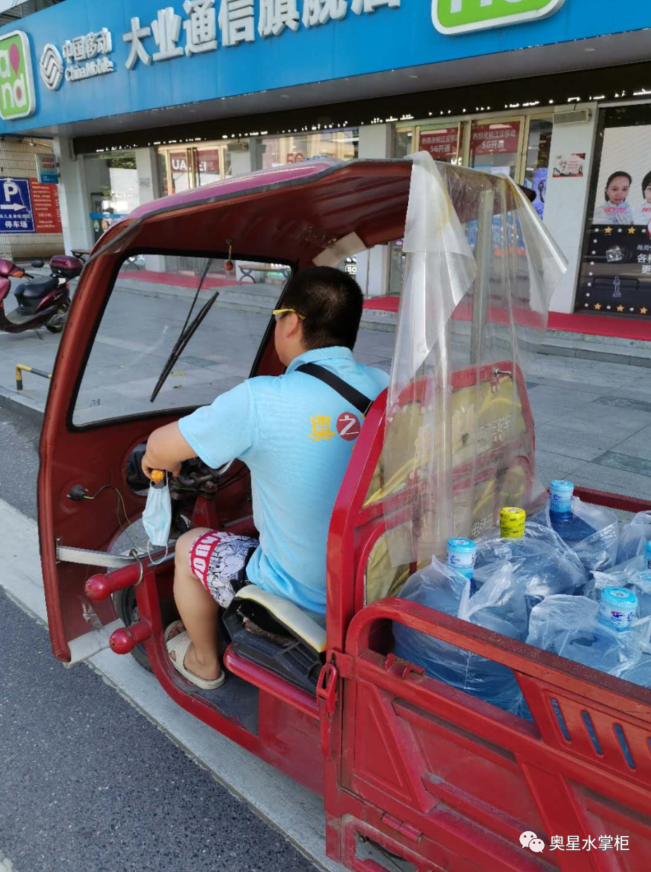 「奮斗在炎夏」用肩膀扛起生活的送水工