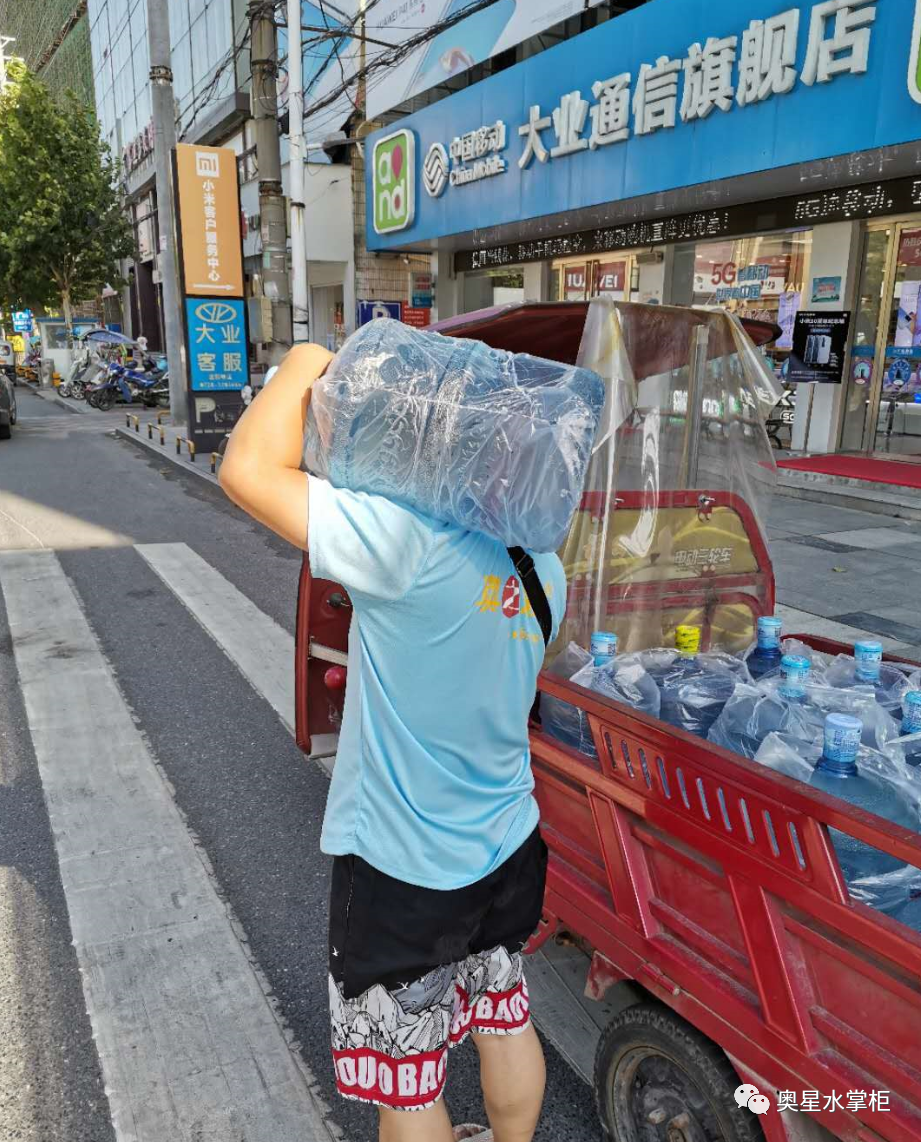 「奮斗在炎夏」用肩膀扛起生活的送水工
