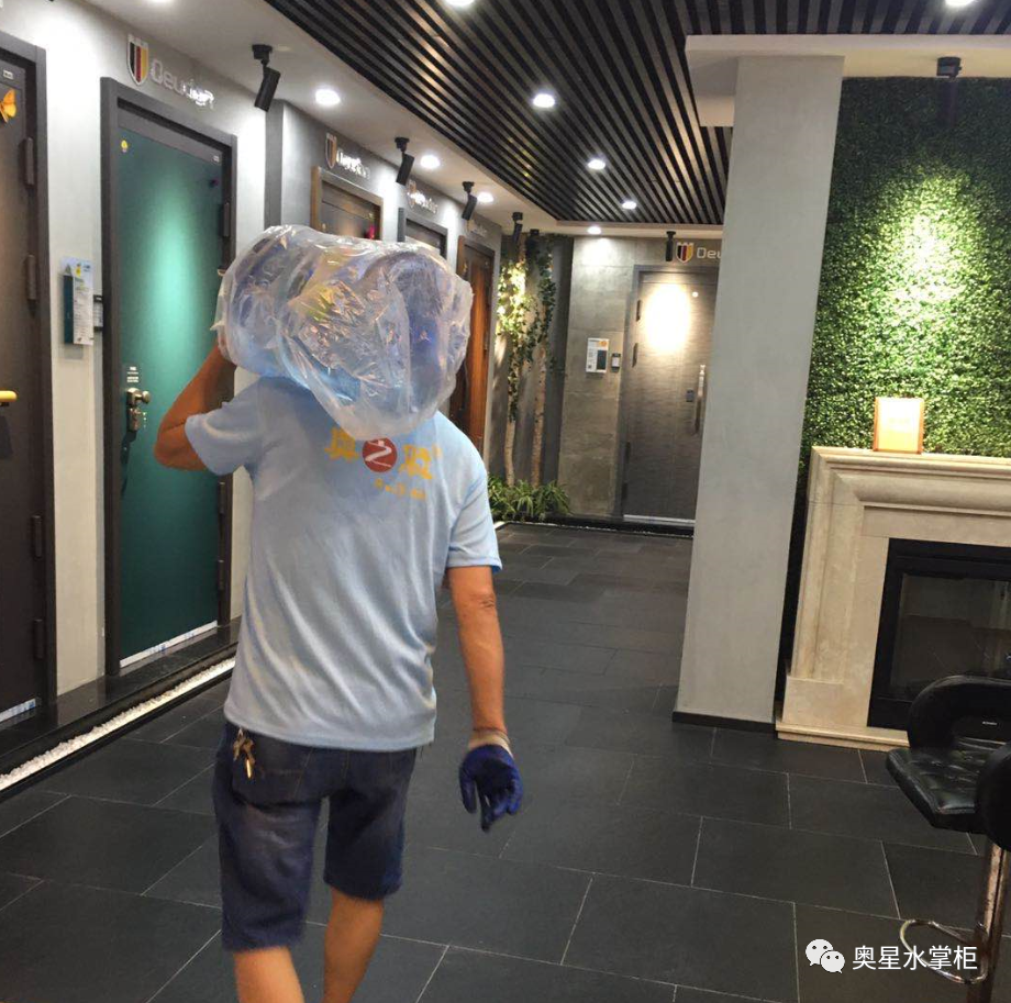 「奮斗在炎夏」用肩膀扛起生活的送水工